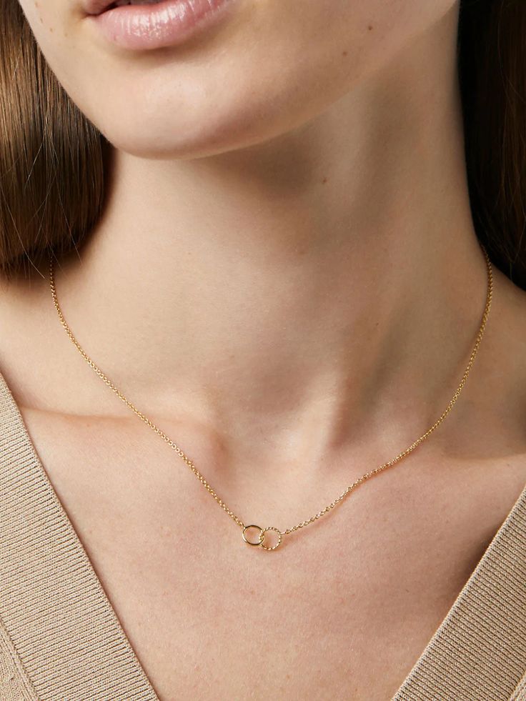 Classic Necklaces For Women, Jewelry Inspiration Necklaces, Minimalist Silver Chain Necklace, Simple Chain Designs Gold, Dainty Necklace Stack, Lightweight Gold Necklace, Simple Jewelry Necklace, Teenage Jewelry, Simple Gold Necklace Designs