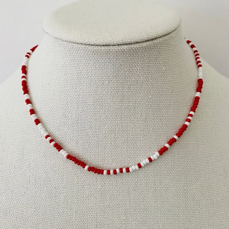 Red Seed Bead Jewelry, Necklace Bead Patterns, White And Red Bracelets, Red And White Beaded Necklace, Tiny Beaded Necklaces, Ideas For Beaded Necklaces, Red And White Necklace, Cute Handmade Necklaces, Red Seed Bead Necklace