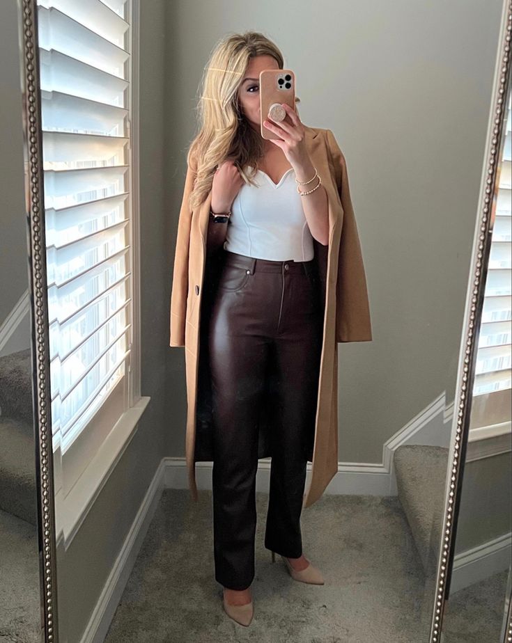 Cream Pants Brown Top Outfit, Brown Coated Pants Outfit, Brown Faux Leather Pants Outfit Fall, Brown Leather Pants Work Outfit, Brown Leather Pants Outfit Work, Chocolate Leather Pants Outfit, Brown Leather Pants Outfit Fall, Brown Leather Pants Outfit Winter, How To Style Brown Leather Pants