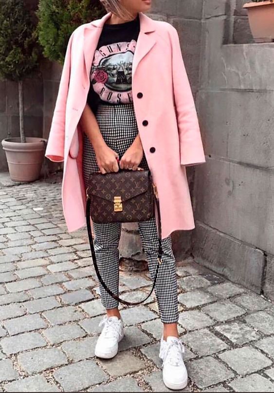 10 outfits casuales y modernos color pastel para otoño Mode Prints, Fall Fashion Coats, Outfit Essentials, Street Style Fall Outfits, Pink Coat, Cute Winter Outfits, Fall Street Style, Trend Fashion, Fashion Week Street Style