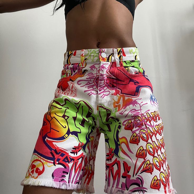 Jaded London Streetwear Graffiti Shorts Upcycled Streetwear Fashion, Graffiti Outfit Ideas, Graphic Pants Outfit, Graffiti On Clothes, Custom Clothes Streetwear, Graffiti Outfit, Graffiti Clothes, Graffiti Pants, Graffiti Jeans