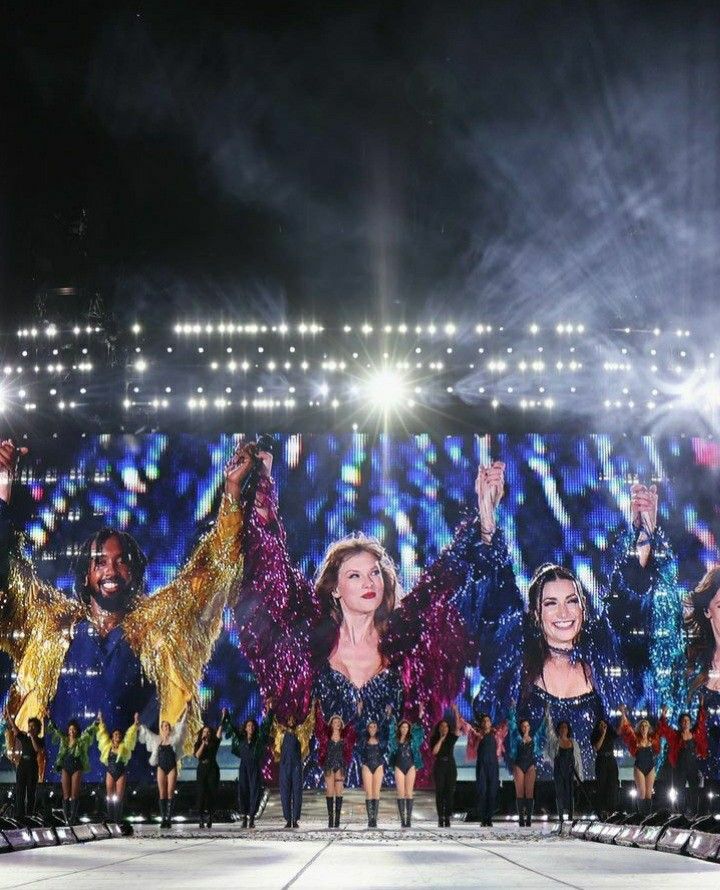 the performers are all dressed up and ready to perform on stage at the olympics closing ceremony