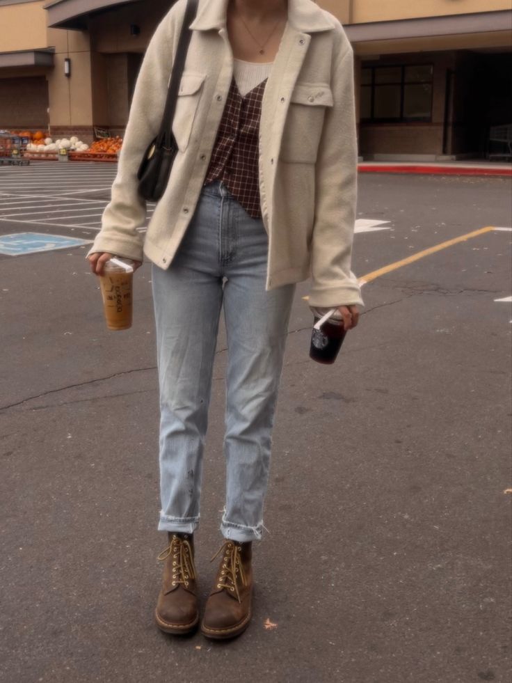 Cozy Fall Outfits Jeans, Fall Boots Outfit Jeans, Brown Dms Outfit, Brown Dr Martens Boots Outfit, Doc Martens Autumn Outfit, How To Style Brown Dr Martens, Styling Brown Dr Martens, Brown Oxford Doc Martens Outfit, Dr Martens Casual Outfit