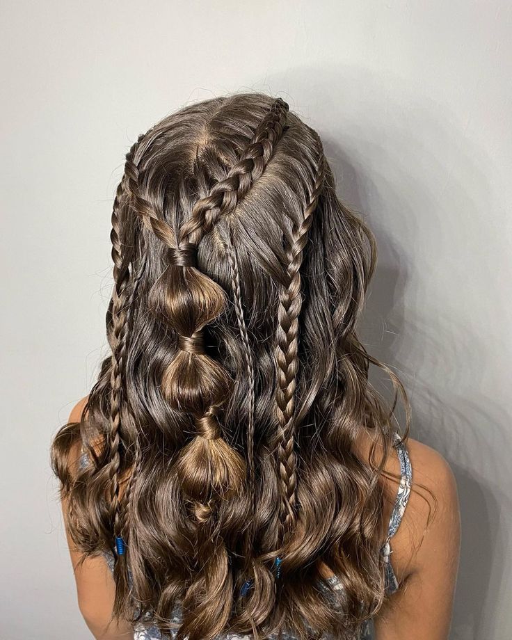 Tranças nos cabelos: 35 fotos lindas + tutoriais com passo a passo Bride Haircut, Hairstyle Examples, Rave Hair, Updo Wedding, Hairdos For Curly Hair, Peinados Fáciles Para Cabello Corto, Hairstyle Inspo, Penteado Cabelo Curto, Hair Stylist Life