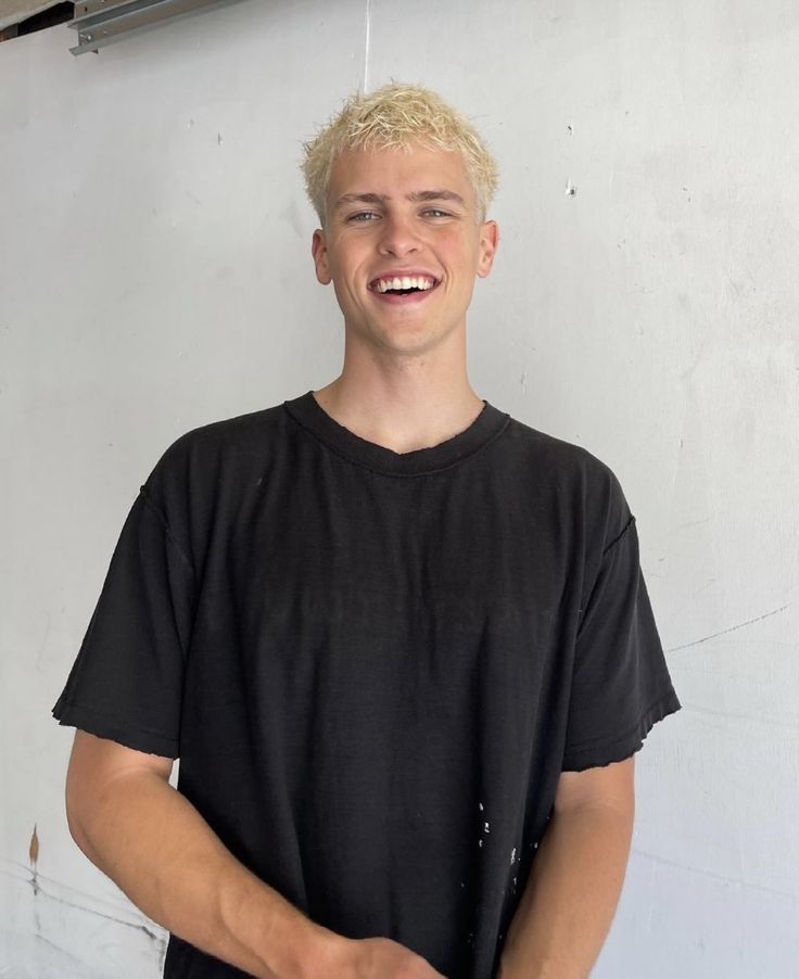 Dorian fc for Drag hs fanfic Jaron Baker, Long Buzz Cut, Bleached Hair Men, Blonde Dye, Hair Inspiration Short, Bleach Blonde, Short Blonde, Bleached Hair, Buzz Cut