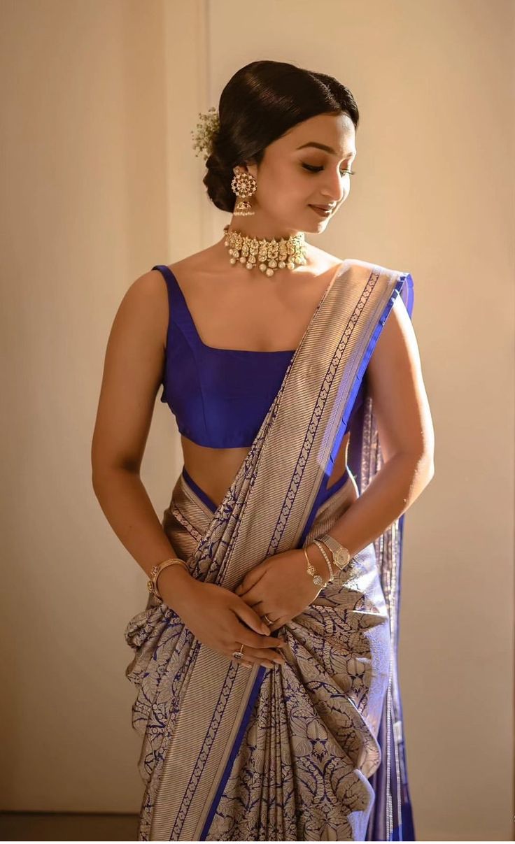 Modern Lehenga Blouse Designs, Saree Drapes Modern, Saree Drape Ideas, Modern Saree Drape, Modern Saree Jacket Designs, Saree With Jacket Blouse, Modern Blouse Designs Saree, Casual Saree Look, Modern Saree Look