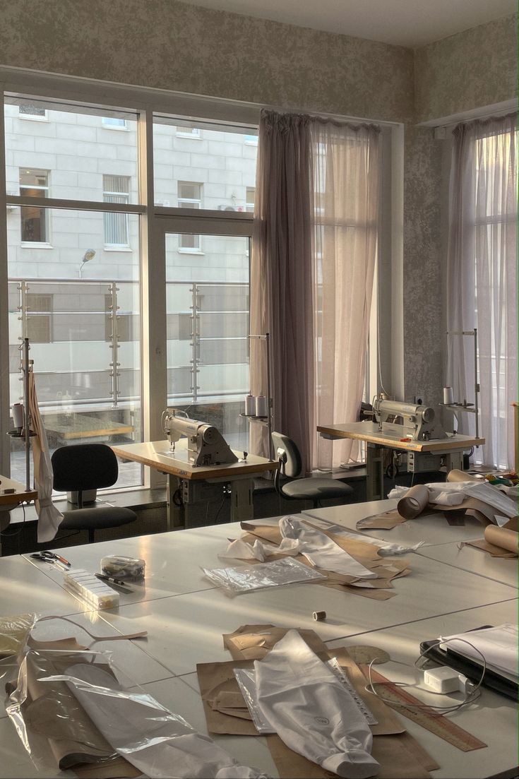 Fashion Institute Atelier Aesthetic, Fashion Design Jobs, Sewing Aesthetic, Design Studio Workspace, Fashion Design Classes, Fashion Design School, Sewing Room Inspiration, Studio Workspace, Fashion Dream Job