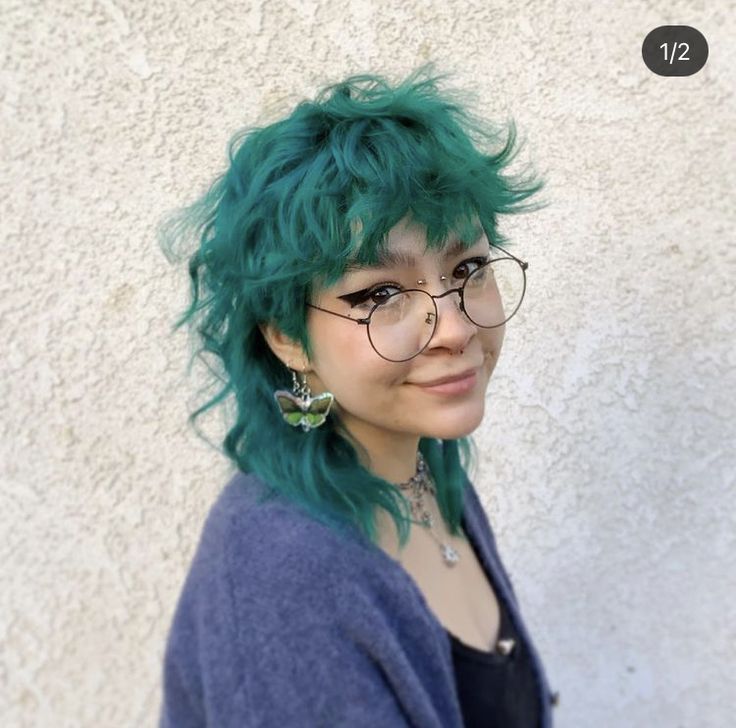 Shag Hairstyles Dyed, Colorful Mullet Women, Plus Size Mullet Hair, Teal Wolfcut, Short Bright Hair, Green Mullet Hair, Shoulder Length Punk Hair, Outfits With Green Hair, Teal Mullet