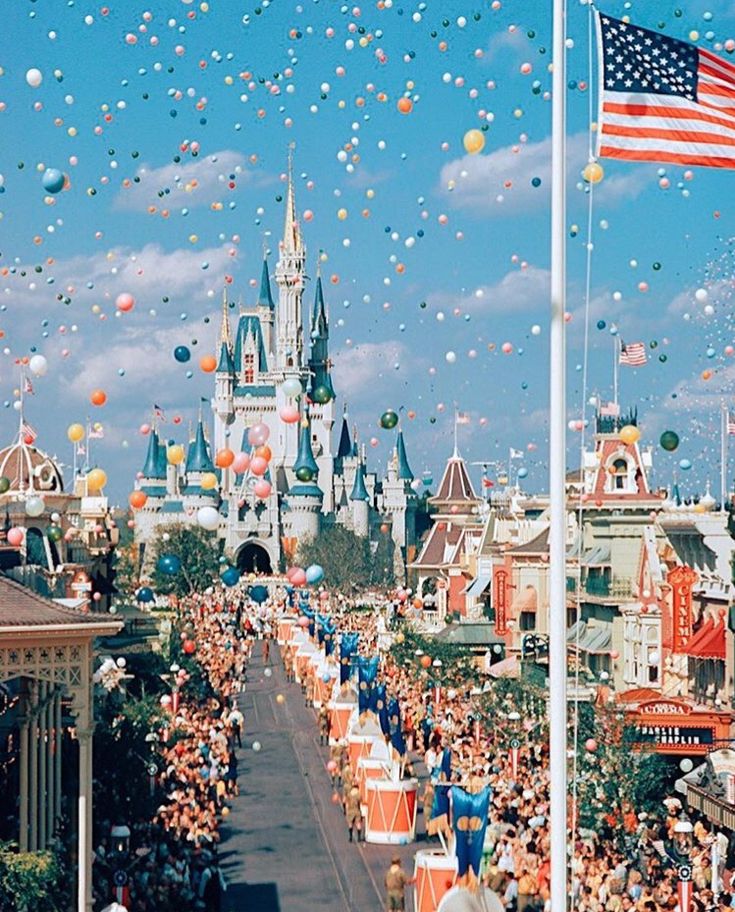 the parade is full of people and balloons