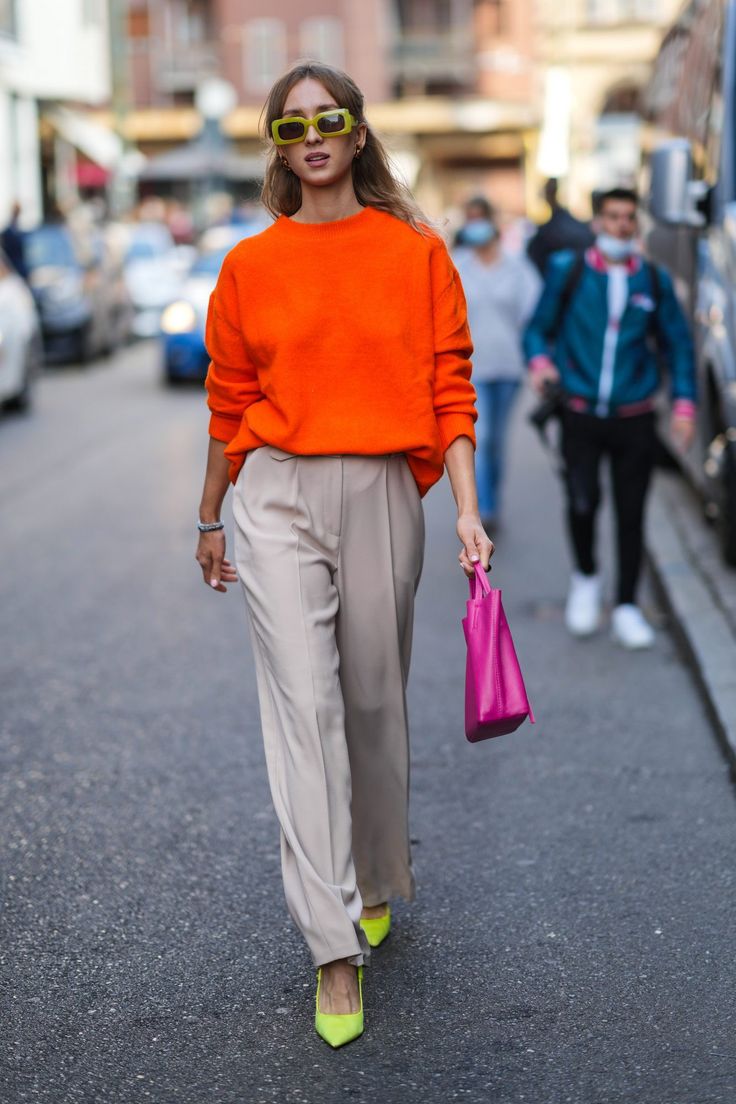 Brunch Outfit Autumn, Raining Day Outfit, Outfits For Dinner, Color Combos Outfit, Yellow Sunglasses, Outfit Autumn, Orange Sweater, High Street Fashion, Wool Pullover