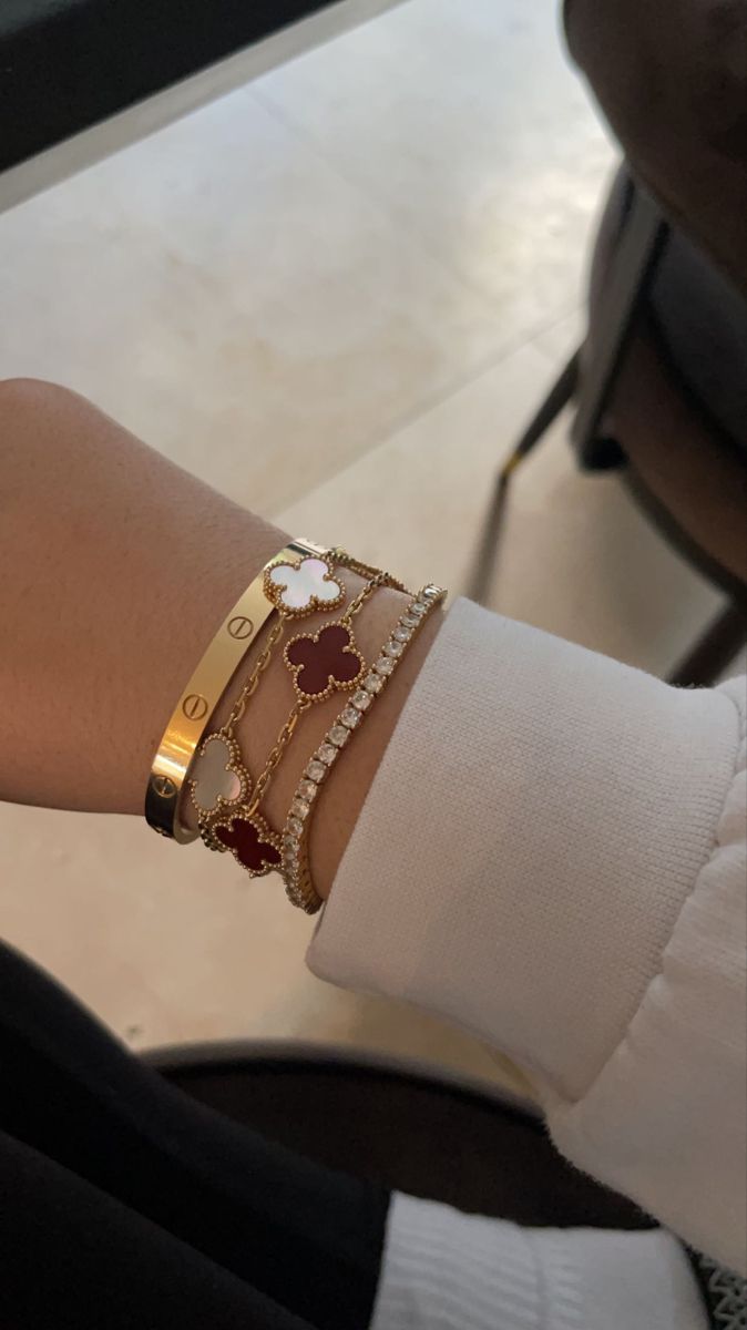 Van Cleef And Arpels Jewelry, Expensive Jewelry Luxury, Luxury Jewelry Brands, Wrist Jewelry, Luxe Jewelry, Jewelry Accessories Ideas, Classy Jewelry, Expensive Jewelry, Stacked Jewelry