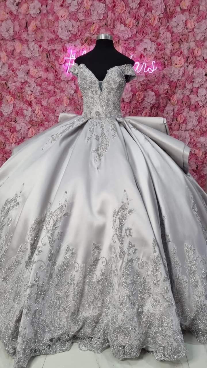 White Quinceanera Dresses Elegant, Gray Sweet 16 Dresses, Rose Gold And Silver Quinceanera, Gray Quinceanera Dresses Silver, Silver Dress Quinceanera, Grey Sweet 16 Dresses, Silver 15 Dresses Quinceanera, Quinceanera Dresses Sliver, Silver Xv Dresses