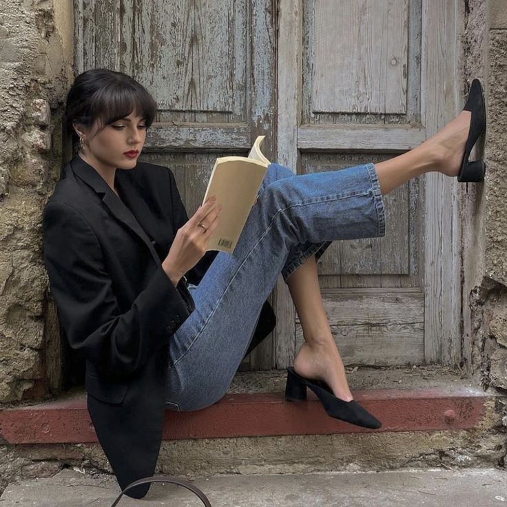 Italy Aesthetic Outfit, French Girl Aesthetic, Italian Aesthetic, Look Retro, Italian Women, Foto Poses, Reading A Book, Parisian Chic, Aesthetic Outfit