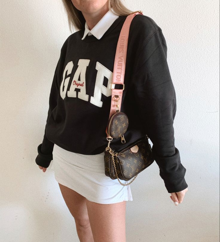 Black Collegiate Style Sweatshirt, Gap Crewneck Outfit, Oversized Sweatshirt With Skirt, Oversized Varsity Sweatshirt For Streetwear, Crewneck Outfit Aesthetic, Tennis Skirt And Crewneck Outfit, Gap Crewneck, Black Oversized Vintage Sweatshirt, Varsity Outfit