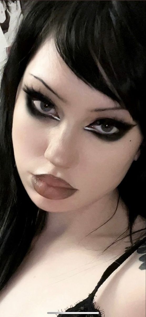 Goth Birthday Makeup, Wasteland Makeup, Easy Emo Makeup, Scene Kid Makeup, Alt Eyeliner Styles, Trad Goth Eye Makeup, Alt Eye Makeup, Everyday Goth Makeup, Subtle Goth Makeup