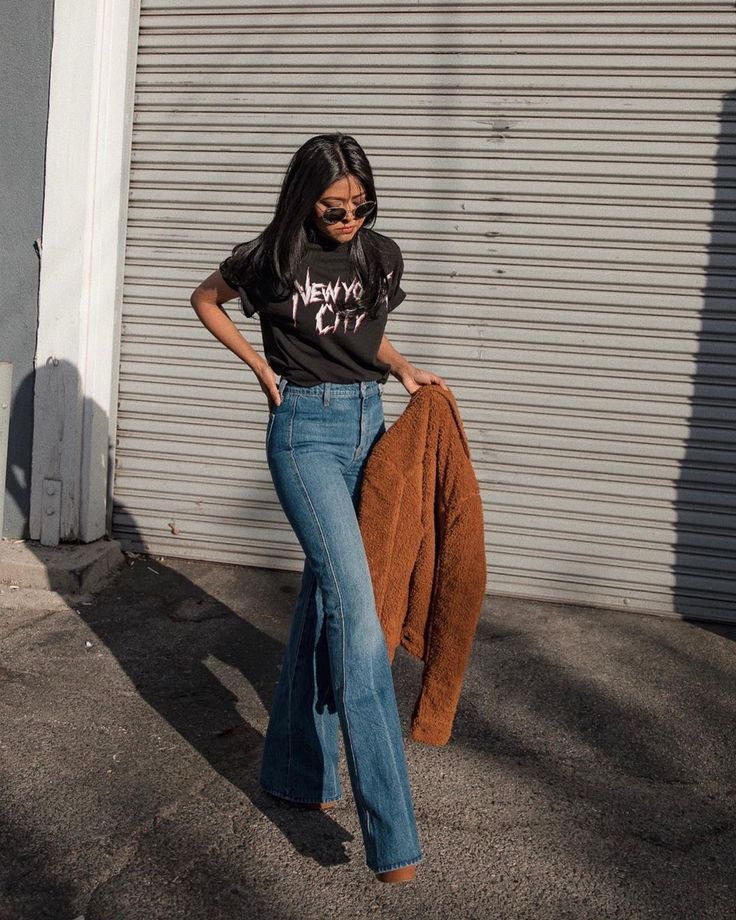 Sheryl Luke on Instagram: “I miss NYC, especially during the holidays. Link to outfit in bio 🙂 http://liketk.it/2IcT6 #liketkit @liketoknow.it” Flare Jean Outfit, Bootcut Jeans Outfit, Flare Jeans Outfit, Jeans Outfit Spring, Look Boho Chic, Spring Jeans, Looks Jeans, Types Of Jeans, 70s Inspired Fashion