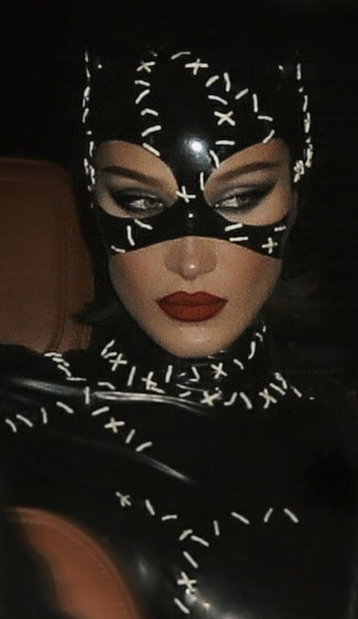 Bella hadid at halloween #bellahadid #halloween #catwoman Bella Hadid Tumblr, Catwoman Halloween, Catwoman Mask, Mask Aesthetic, Bella Gigi Hadid, Beach Pink, Baby Bells, Cat Women, Bella Gigi