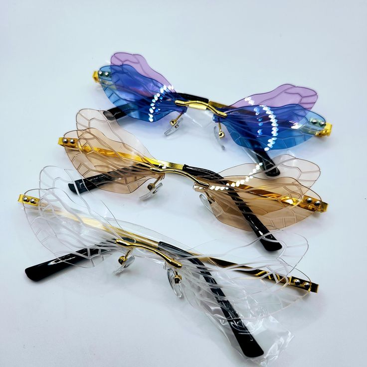 Dragonfly Wing / Butterfly Wing fashion glasses Metal frame Polycarbonate lens Non-Polarized Size information: the length of the dragonfly sunglasses is about 148 mm/5.8 inches and the width of the lenses is about 46 mm/1.8 inches Lightweight material: rimless glasses are made of metal frame and PC material lens, which weigh 20.7 g Dragonfly Glasses, Dragonfly Sunglasses, Bug Keychain, Bug Fashion, Butterfly Glasses, Wing Butterfly, Glasses Collection, Dark Water, Dragonfly Wings