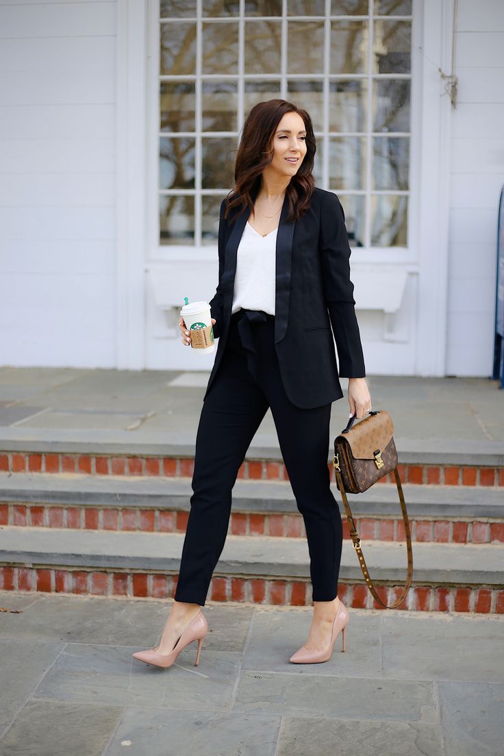 Nude Heels Outfit, Fall Business Outfits, Heels Work Outfit, Express Heels, All Black Outfit For Work, Pumps Outfit, Professional Outfit, Business Wardrobe, Office Wear Women