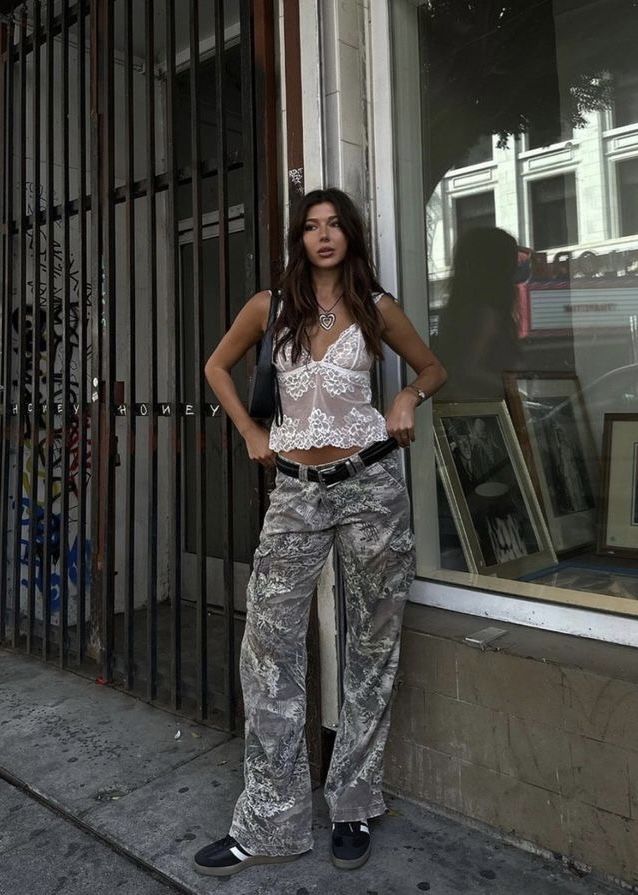 Camo Pants Outfit, Pants Outfit Ideas, Cargo Outfit, Curated Outfit, Fall Transition Outfits, Camo Outfits, Camo Pants, How To Pose, Outfit Inspo Fall