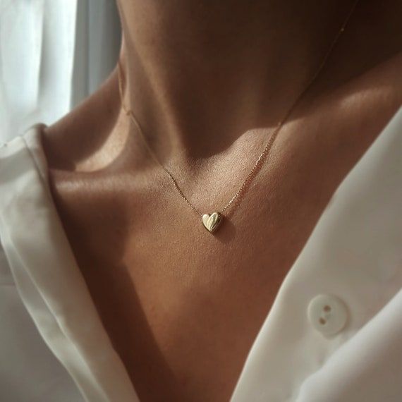 Necklace Minimalist Jewelry, 3d Heart, Necklace Layering, Gold Heart Necklace, Classy Jewelry, Jewelry Show, Necklace Minimalist, Jewelry Lookbook, Layering Necklace