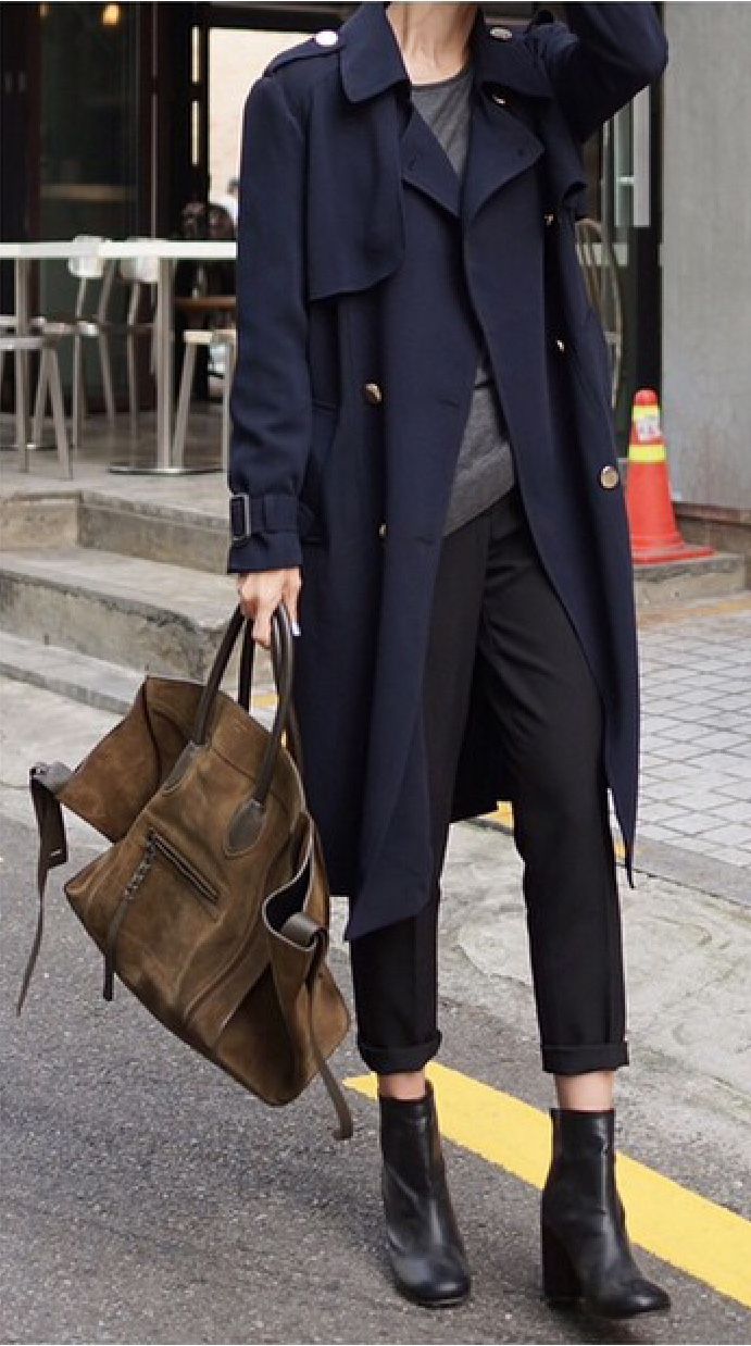 Mantel Outfit, Street Mode, Minimalist Moda, Navy Trench Coat, Trench Coat Outfit, Boating Outfit, Coat Outfit, Coat Outfits, 가을 패션