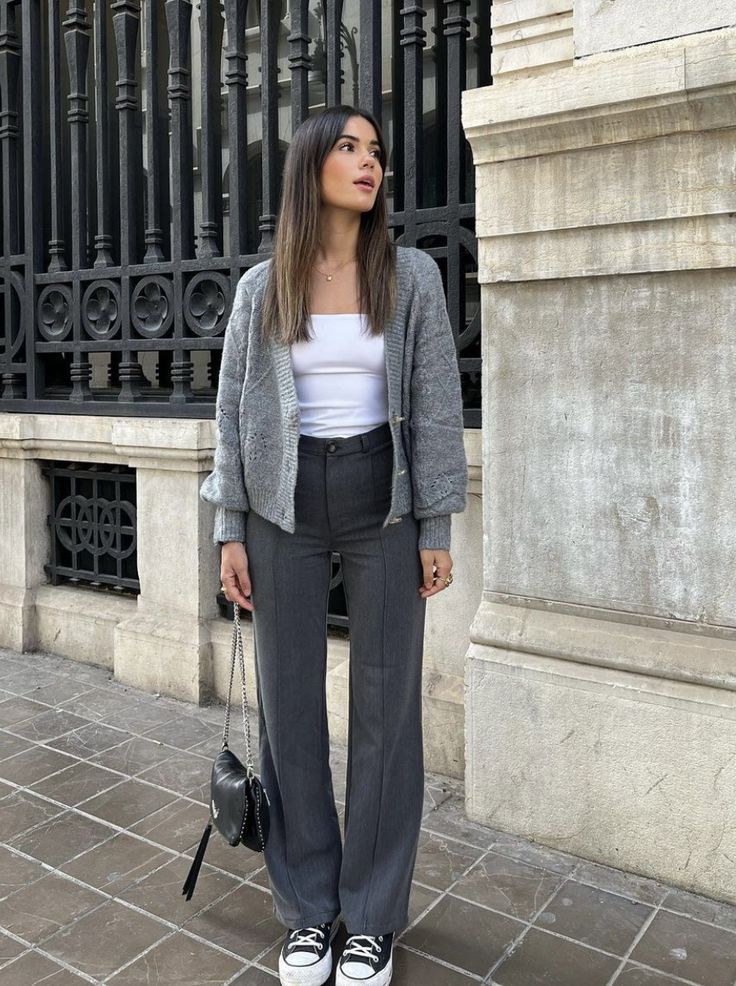 Autumn Outfits Trousers, Gray Formal Pants Outfit, Gray Cropped Cardigan Outfit, Outfit With Grey Cardigan, Grey Jacket Outfit Women, Outfits Con Cardigan Gris, Gray Jeans Outfit Aesthetic, Black White And Grey Outfits, Gray Cardigan Outfit Fall