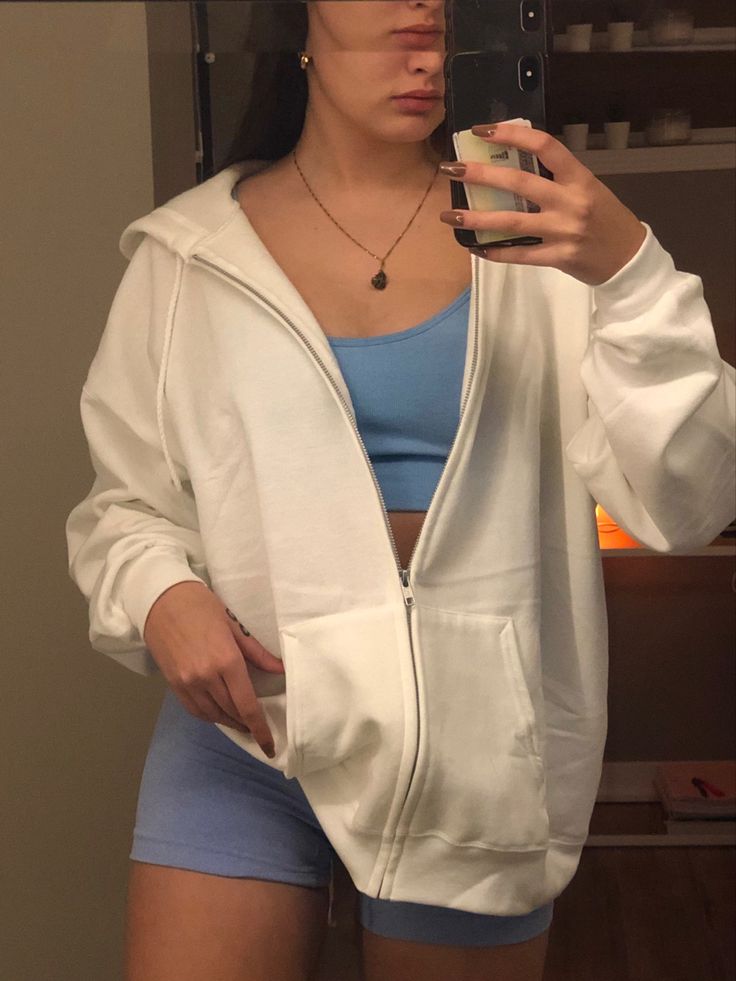 Zipup Hoodie Outfit Aesthetic, White Zip Up Hoodie Outfit, Zip Up Hoodie Outfit Aesthetic, Oversized Zip Up Hoodie Outfit, White Hoodie Outfit, Oversized White Hoodie, Hoodie Outfit Aesthetic, Zip Hoodie Outfit, White Zipper Hoodie