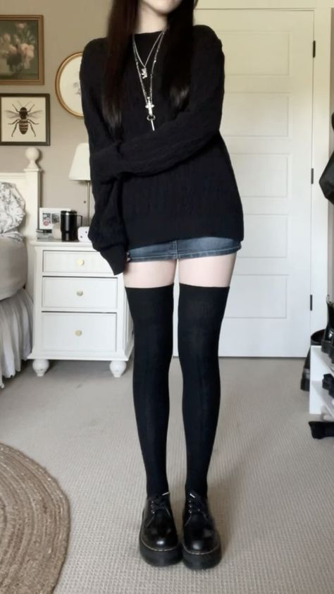 Sweater Socks Outfit, Edgy Fits Grunge, Oversized Sweater Fall Outfits, Long Skirt Outfit For Fall, Frilled Skirt Outfit, Outfits With Gray Cardigan, Styling Thigh High Socks, Tumblr Outfits Aesthetic 2014, Fall Outfit Alt