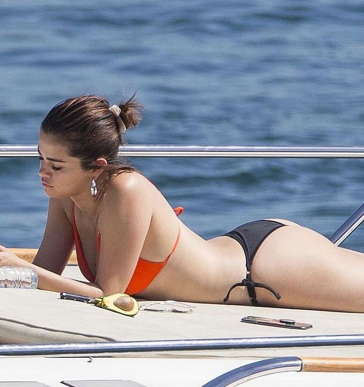 #selenagomez Selena Gomez Swimsuit, Swimsuit Selfie, Selena Gomez With Fans, Selena And Taylor, Jennifer Aniston Style, Selena Gomez Pictures, Selena G, Marie Gomez, Hollywood Celebrities