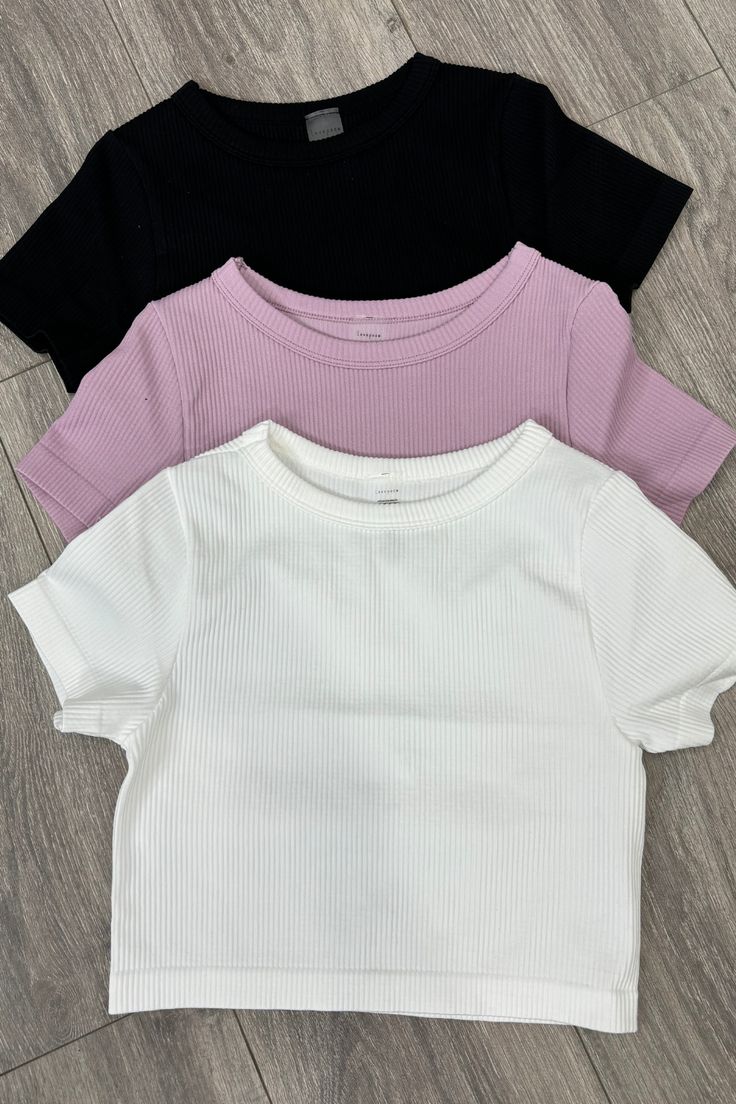 baby tee Pictures Of Crop Tops, Crop Tops Trendy, Baju Crop Top, Trendy Tops For Teenagers, Blusas Crop Top, Cool Tops, Round Neck Crop Top, Trendy Crop Tops, Modesty Outfits