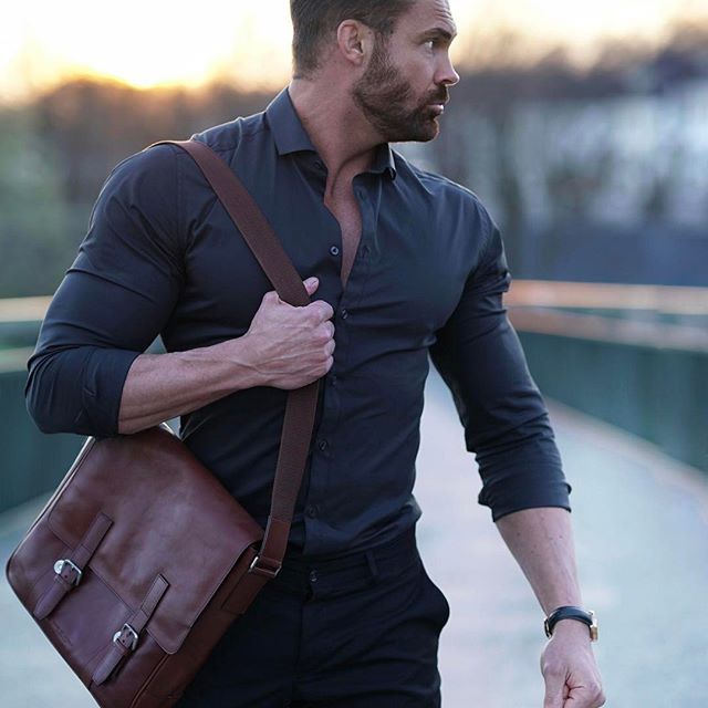 Saturday night out! Men’s Handbag, Messenger Bag Outfit, Mens Formal Fashion, Leather Duffle Bag Men, Brown Messenger Bag, Waist Bag Fashion, Brown Leather Messenger Bag, Mens Satchel, Laptop Bag Men