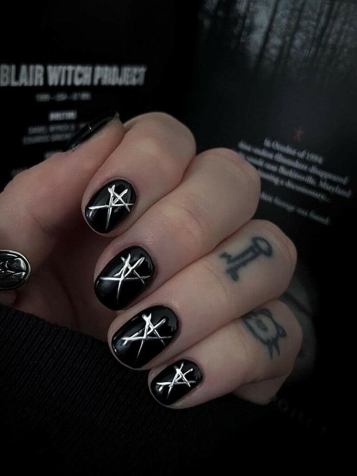 Blair Witch Nails, Goth Nail Art Short Nails, Acrylic Nails Coffin Short Gothic, Cool Emo Nail Designs, Dark Edgy Nail Designs, Black Nail Designs Goth, Short Nails Gothic Ideas, Gothic Nail Designs Short, Gothic Nail Art Dark Short