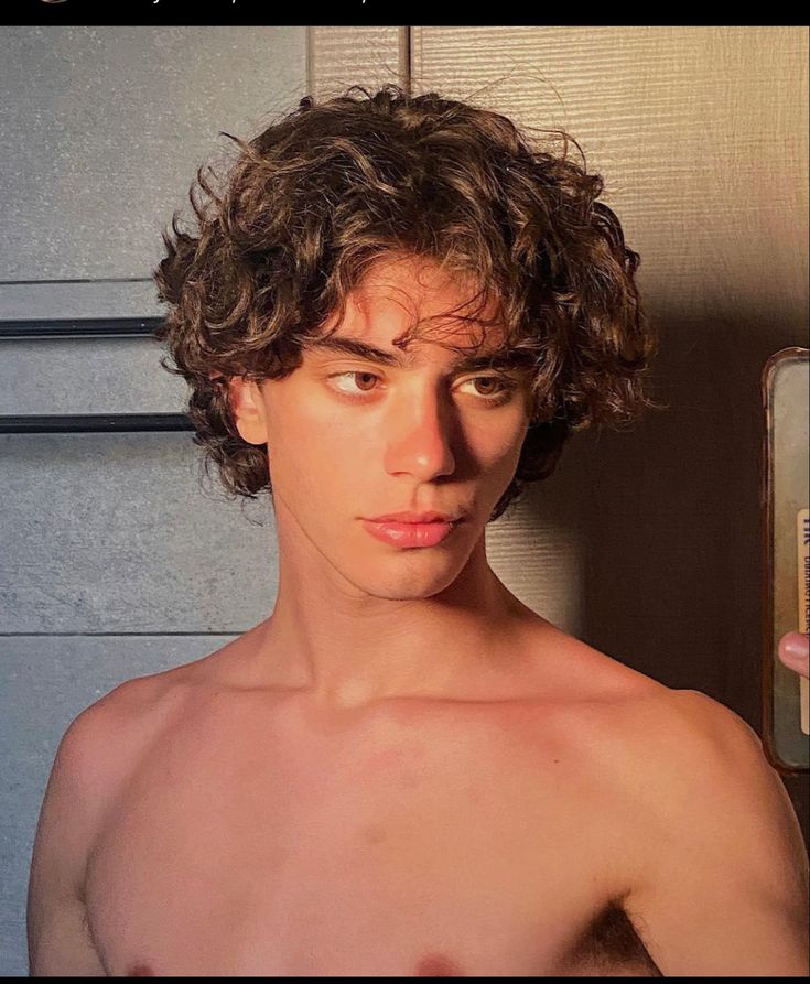 Greek Men Aesthetic, Greek Facial Features, Greek Boys Aesthetic, Greek Men Handsome, Greek Male Models, Surfer Hairstyles, Greek Man, School Magic, Curly Hair Model