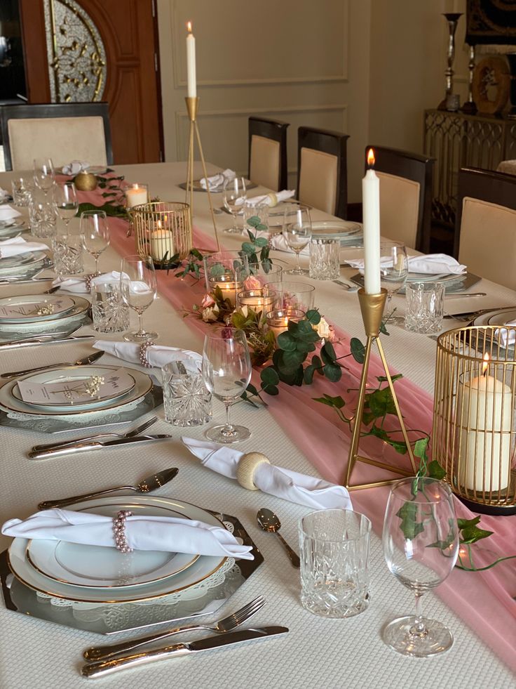 Table setting for dinner party Diner Setting Table, 18th Birthday Party Table Set Up, Dinner Birthday Decoration, Deco Table Birthday, Pink And Gold Dinner Table Setting, Aesthetic Party Table Decor, Pink Gold Table Setting, 21st Table Decor, 21 Table Decorations