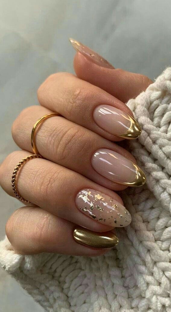 Arte en miniatura: tus uñas como expresión de delicadeza 💅🌸 #UñasArtísticas #EstiloFemenino #BellezaSutil #ManicuraCreativa" Bridesmaids Nails, Valentine Nails, Oval Nails, New Year's Nails, Classy Nails, Short Acrylic Nails, Nail Arts, Gold Nails, Holiday Nails