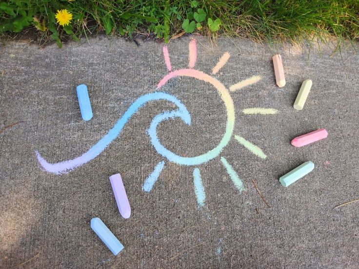 Sidewalk chalk art. Summer Chalk Art Side Walk, Chalk Art Ideas Easy Aesthetic, Chalk Art Step By Step, Summer Things To Draw With Chalk, Chalk Summer Art, Chalk Doodles Sidewalk, Easy Chalk Ideas Sidewalk, Cute Chalk Art Ideas, Chalk Art Ocean