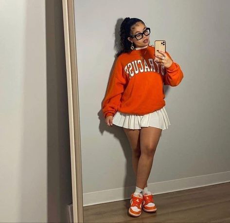 Outfit With Orange Dunks, Pink Collared Shirt Outfit, Orange Outfit Black Women, Preppy Outfits Black Women, Plus Size Graduation Pictures, Fall Graduation Outfit, Birthday Fits Baddie, Fall Outfits Girly, Pleated Skirt Outfit Black Women