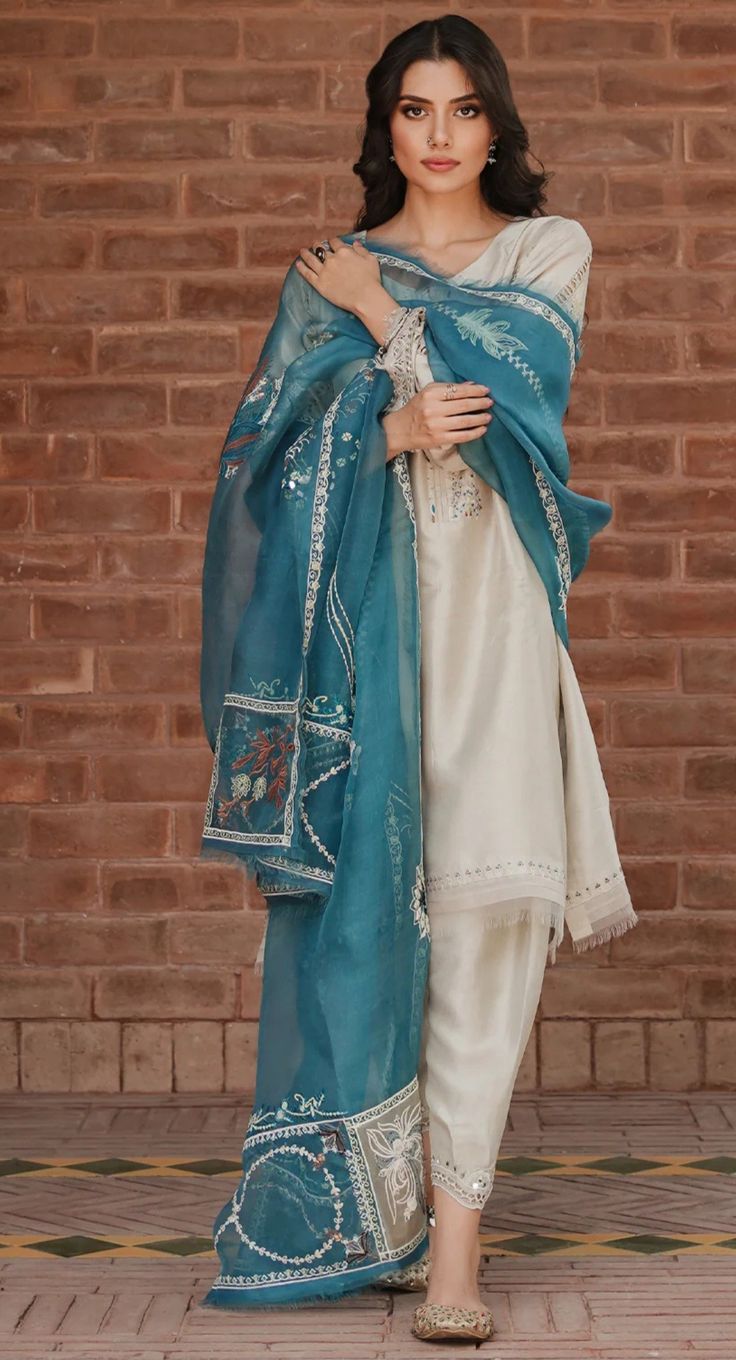 Dupatta And Shawl Together, Salwar Suit Embroidery Designs, Indian Wedding Outfits Simple, Suit Pakistani Style, Pakistani Embroidery Suits, Pakistani Suit Designs, Simple Eid Outfits, Pakistani Suit Design, Eid Dress Design