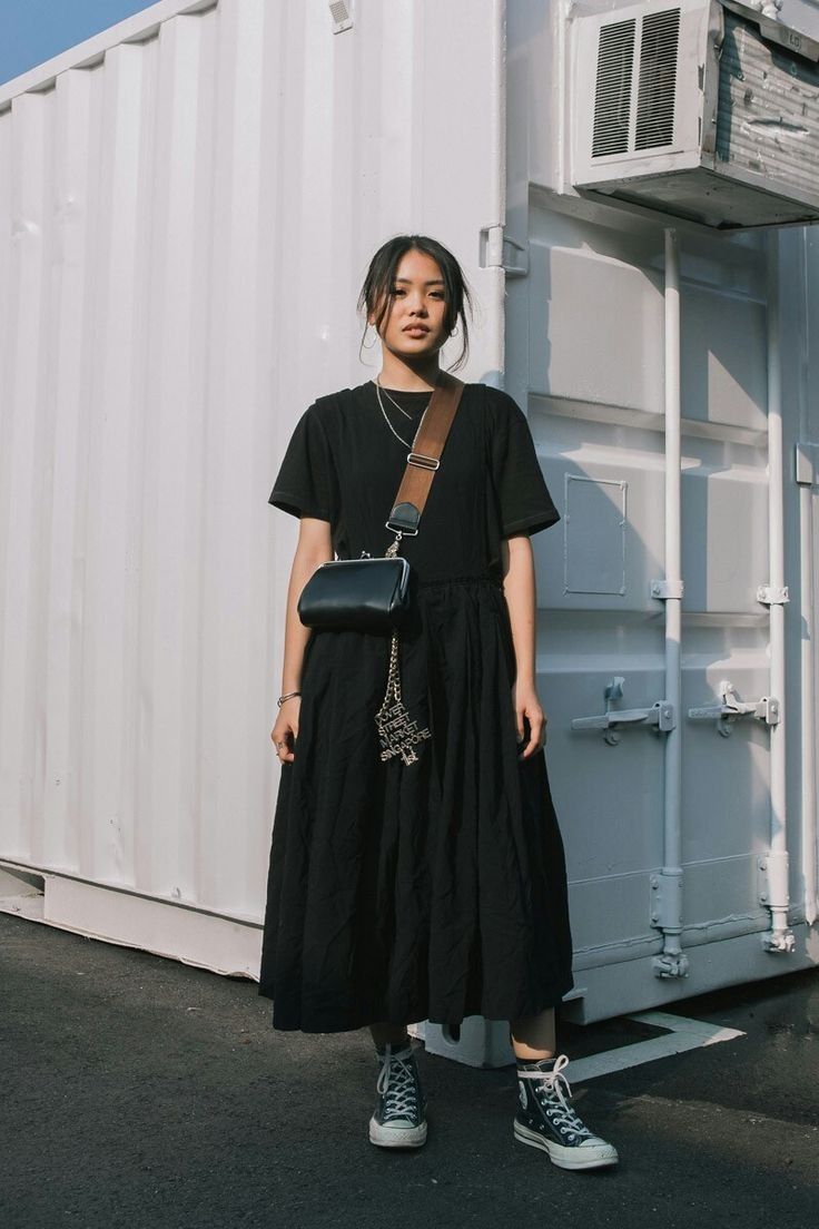 Fall 2023 Midsize Fashion, New York Modest Fashion, Plus Size Outfit Capsule, Summer Minimalistic Outfits, Gen Z Outfits Summer, Chic Black Outfits Summer, Black On Black Outfits Women, Graphic Tees Summer Outfit, Grunge Sneakers Outfit