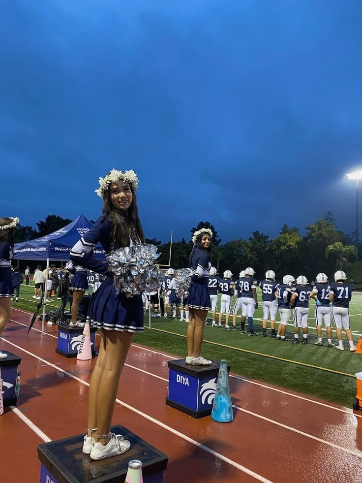 the cheerleaders are lined up on the sidelines for their team's football game