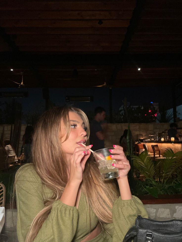 Photo With Drink In Hand, Posing With Drink In Hand, Drinking Out Of Straw Pose, Across Table Poses, Dinner Selfie Aesthetic, Poses With Cocktail Drink, Pose With Drink In Hand, Drinking Photo Ideas, Drink Poses Instagram