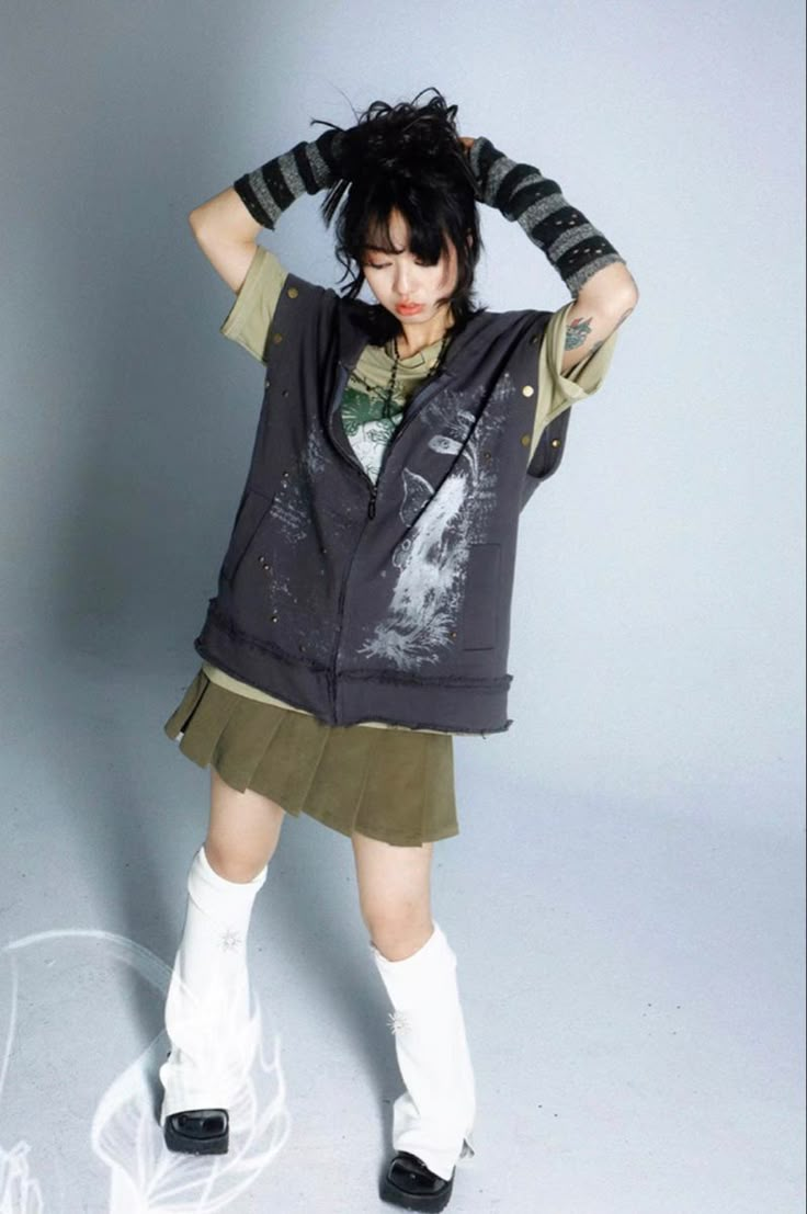 Y2k Grunge Mini Skirt, K Streetwear, 2000 Japanese Fashion Y2k, Chinese 2000s Y2k Style, Y2k Fashion Chinese, Y2k Asian Outfits, Japanese City Pop Fashion, Early 2000s Japanese Aesthetic, 90s Punk Fashion Soft Grunge