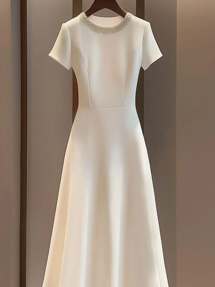 Elegant Dresses For Graduation, Corporate Dress Styles, Graduation Midi Dress, Classy Graduation Outfit, White Dress For Graduation, Graduation Dress Designs, White Dress Graduation, Graduation Dress Ideas, Graduation White Dress