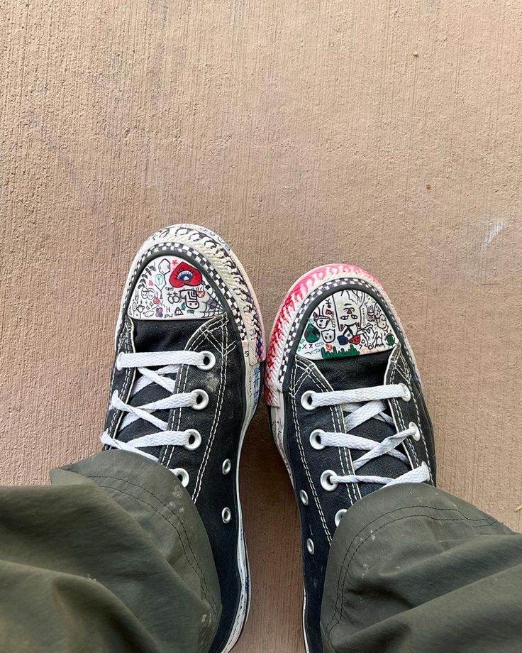 90’s drawing on shoes aesthetic Drawing On Vans Sharpie, Drawing In Converse Shoes, Shoe Drawing Ideas Vans, Converse Doodles Aesthetic, Converse Writing On Shoes Aesthetic, Converse Drawings On Shoes, Drawing On Shoes Aesthetic Grunge, Stuff To Draw On Converse, Converse Shoes Designs