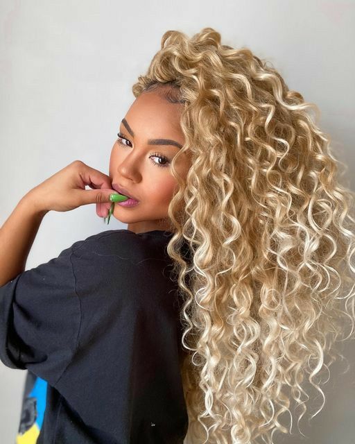 Blonde Crochet Hairstyles Curls, Big Curly Blonde Hair, Cool Blonde Curly Hair, Lived In Vivid Hair, Summer Curly Hair Color, Blonde Curly Long Hair, Curly Perm Hairstyles, Blonde Curly Hair Highlights, Blonde Curly Hair Natural