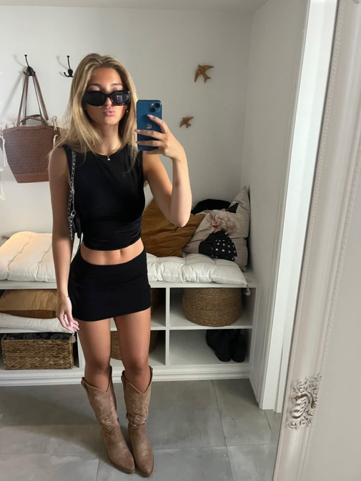 European Fashion Going Out, Black Boots Party Outfit, Zara Larsson Concert Outfit Ideas, Uk Party Outfits, Cool Girl Party Outfits, Italy Club Outfits, Going Out Sets, Cowboy Boots Party Outfit, Going Out Outfits Skirt