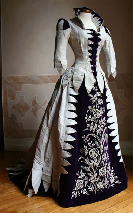 Evening dress, ca 1888  OMG! to die for :) Historical Clothes, 1800s Fashion, Night Circus, 19th Century Fashion, Old Dresses, Victorian Clothing, Antique Dress, Retro Mode, Vintage Gowns