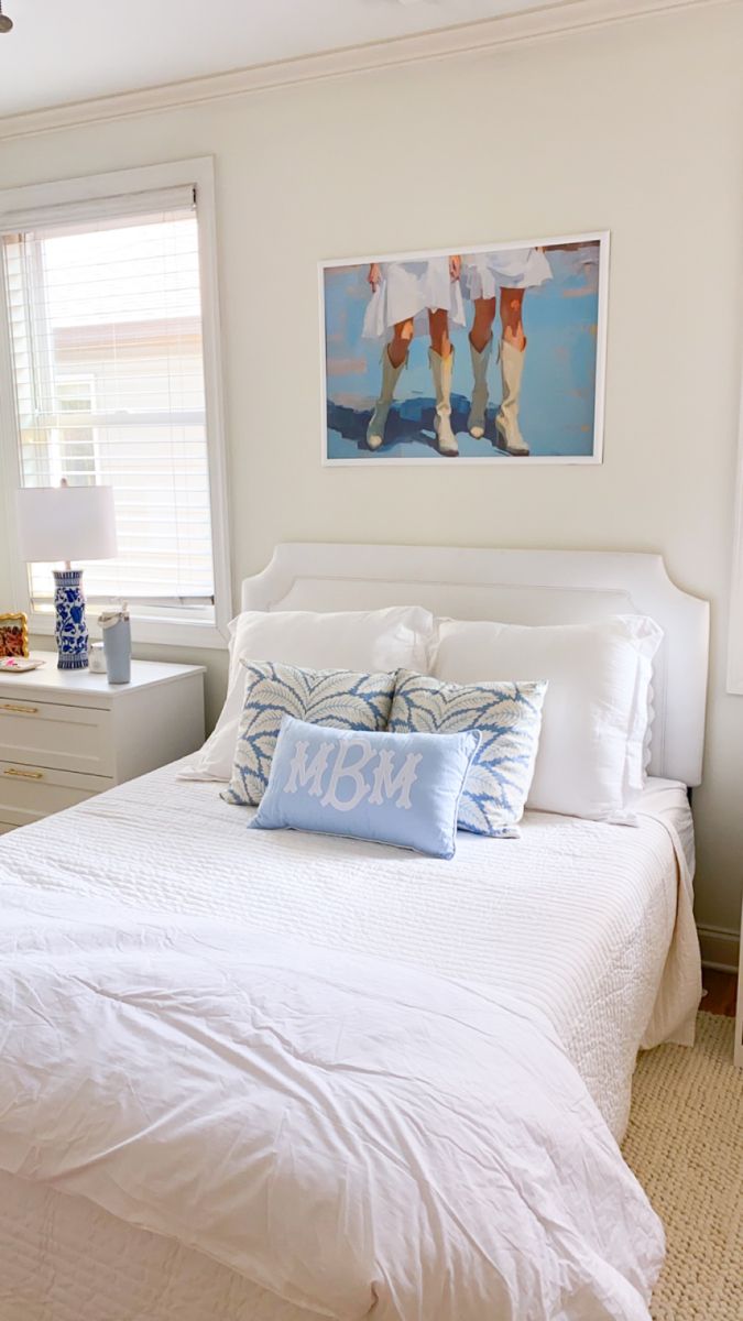 Preppy room, room aesthetic, coastal grandma, coastal millenial, classic decor, chinoiserie, college room, girl room, blue and white room White Bedroom With A Pop Of Color, Preppy Costal Bedroom Ideas, Blue Southern Bedroom, Coastal Southern Bedroom, Minimal Preppy Bedroom, Preppy White Room, Costal Grandmother Bedroom Ideas, Hydrangea Bedroom Decor, Coastal Cowgirl Living Room Decor