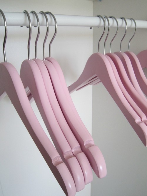 Rosa barngalgar Pink Hangers, Hangers For Clothes, Store Design Boutique, Baby Pink Aesthetic, Pastel Pink Aesthetic, Boutique Interior, Pink Vibes, Pink Themes, Barbie Dream House